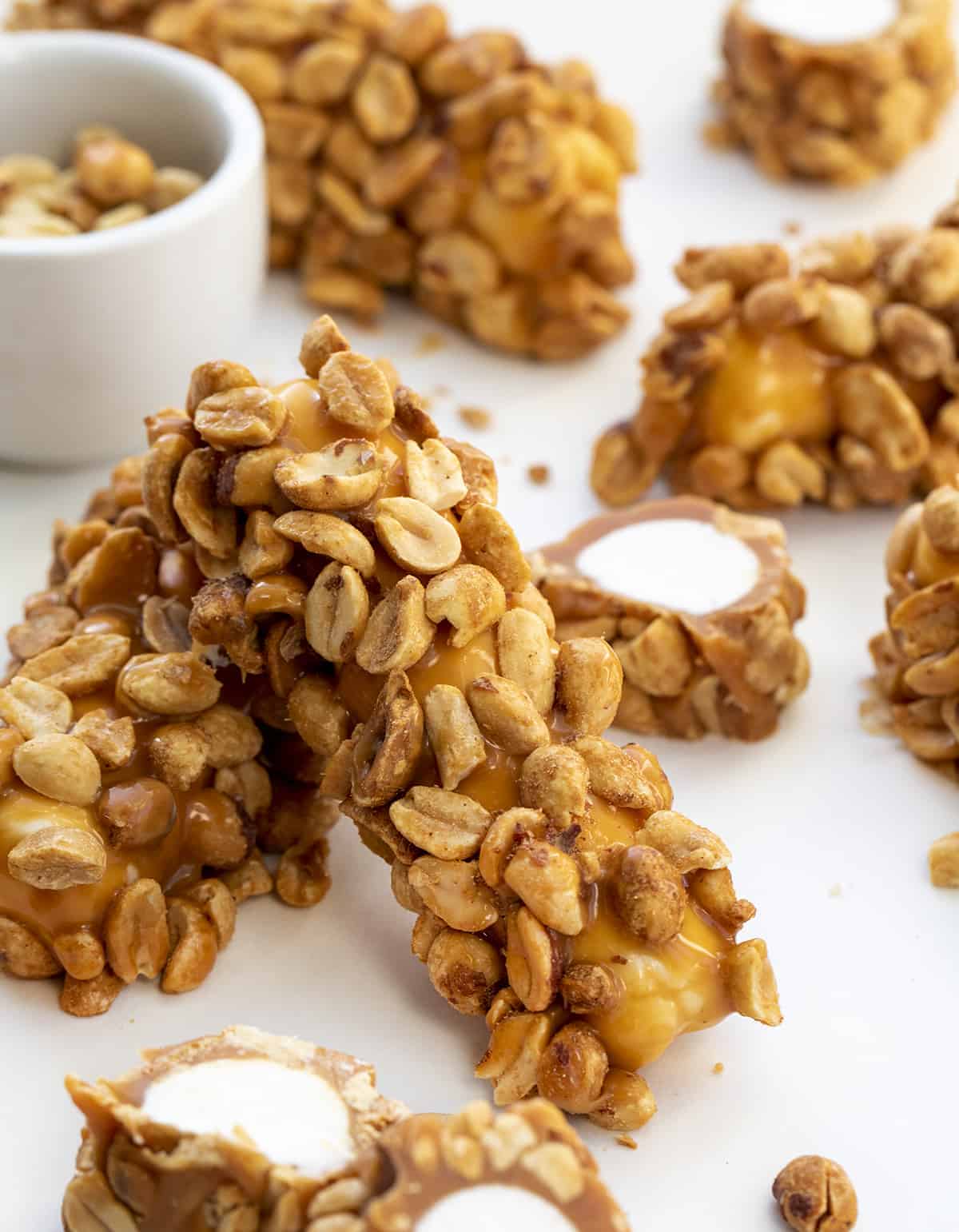 Homemade Salted Caramel Nut Rolls are made with a fluffy marshmallow nougat coated in caramel and rolled in salted peanuts. Nut Roll Candybar, How to Make A Nutroll, Nut Roll Recipes, Original Nut Roll, Homemade Candy Bar, Candy, dessert, recipes, Christmas, New Years, Valentines Day, I am baker, iambaker 自制的焦糖Nutroll相互支撑