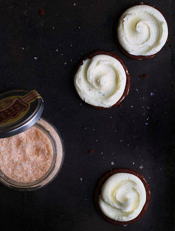 Double Chocolate Sugar Cookies with White Chocolate Buttercream and Pink Salt 三重巧克力糖饼
