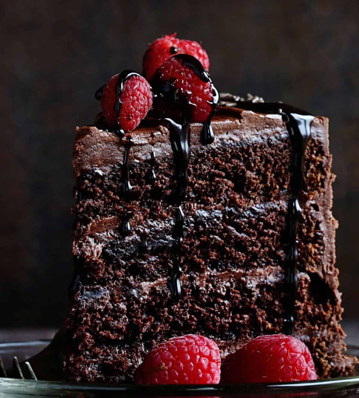 一块覆盆子巧克力蛋糕