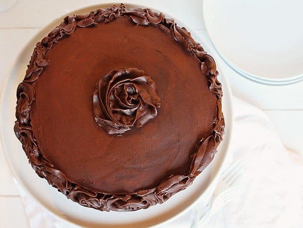头顶的巧克力蛋糕与玫瑰糖霜