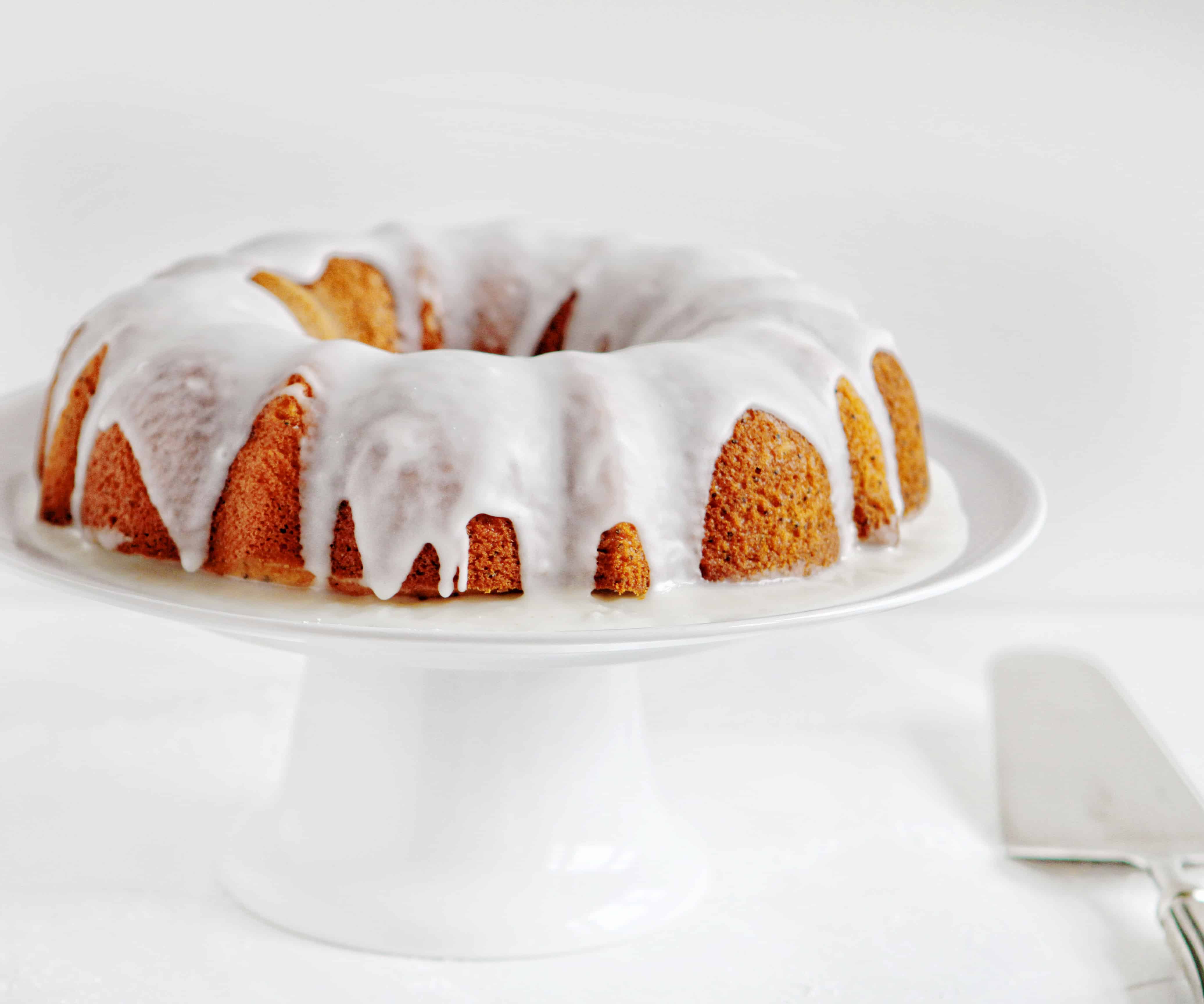 This Vanilla Poppyseed Cake with Raspberry Topping is a delicious and beautiful treat! #poppyseedcake #bundtcake #baking #recipes #cake #raspberrytopping #vanillaglaze #iambaker 香草罂粟籽蛋糕配覆盆子