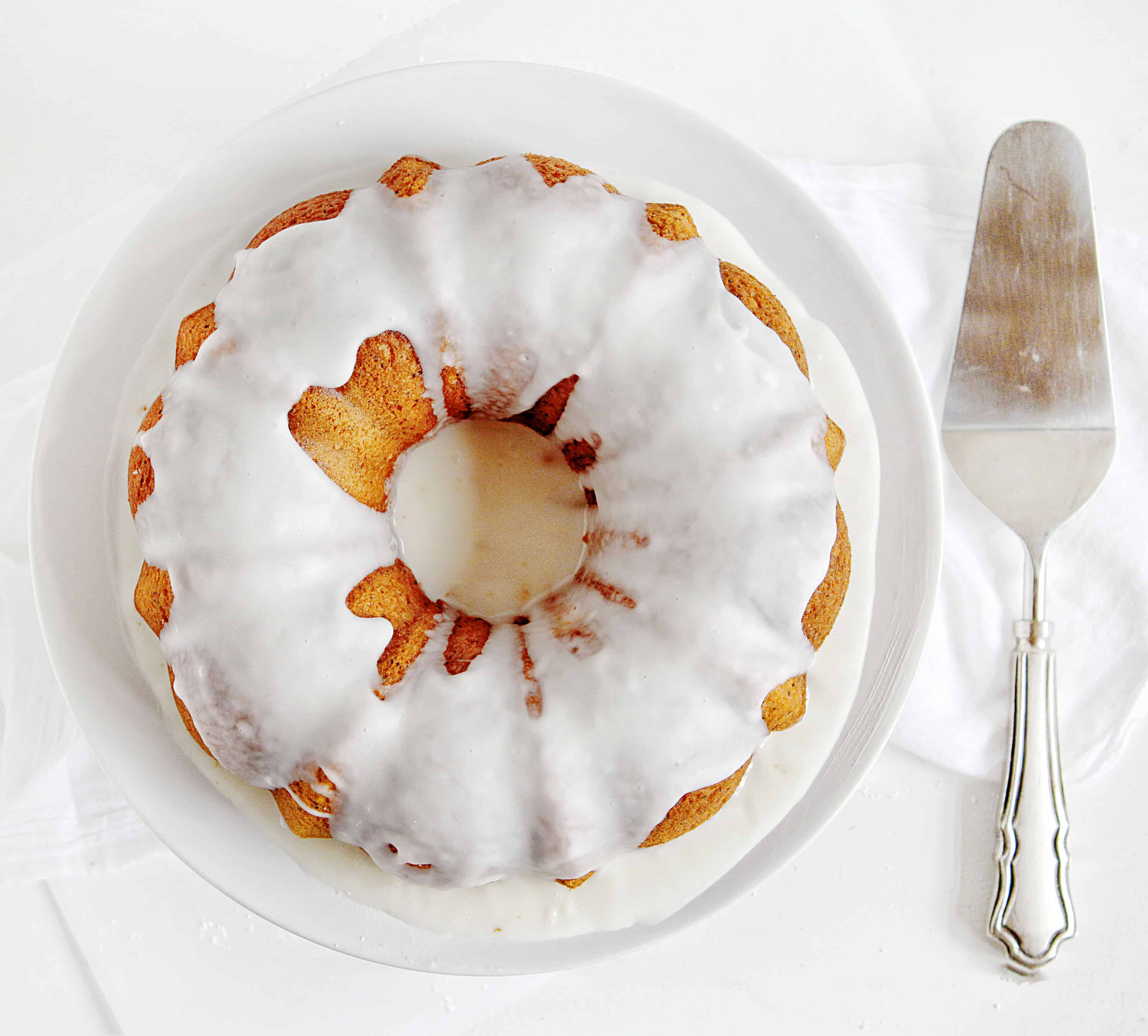 This Vanilla Poppyseed Cake with Raspberry Topping is a delicious and beautiful treat! #poppyseedcake #bundtcake #baking #recipes #cake #raspberrytopping #vanillaglaze #iambaker 香草罂粟籽蛋糕