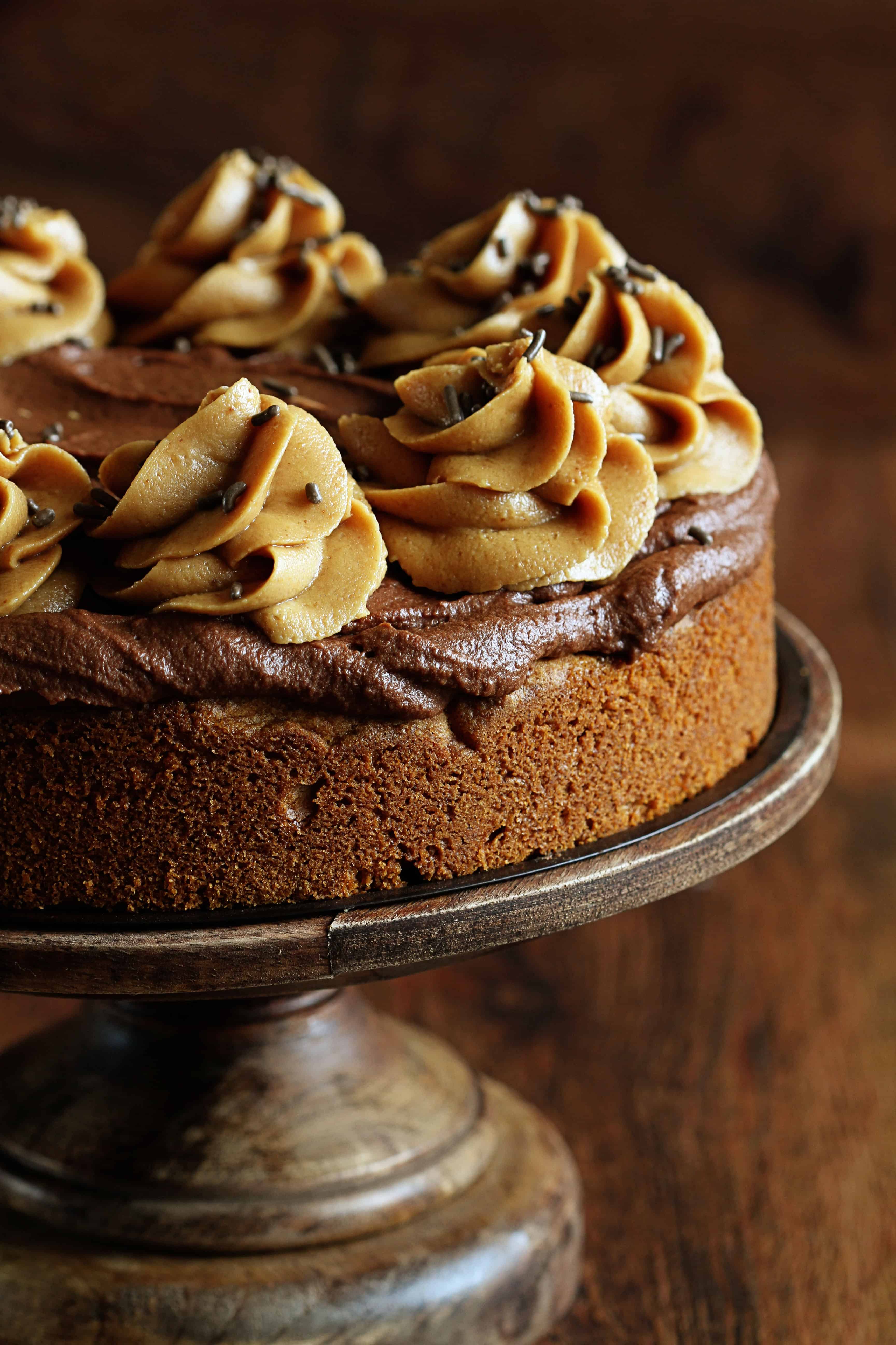 Peanut Butter Cake with Rich Chocolate and Peanut Butter Frosting! #peanutbuttercake #cake #ganache #chocolate #dessert #baking #iambaker 花生酱糖霜蛋糕上花生酱木蛋糕站