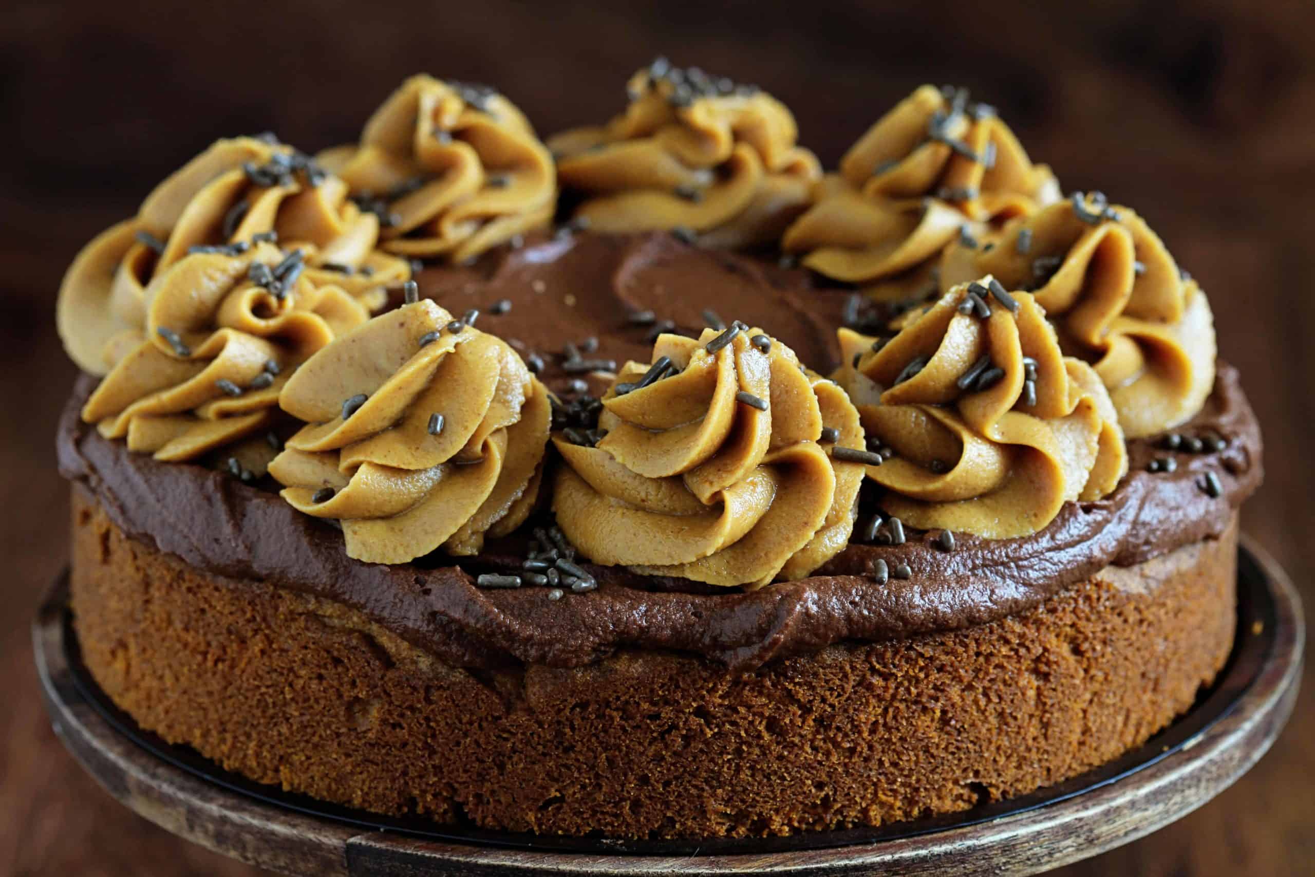 Peanut Butter Cake with Rich Chocolate and Peanut Butter Frosting! #peanutbuttercake #cake #ganache #chocolate #dessert #baking #iambaker 花生黄油蛋糕在蛋糕的立场
