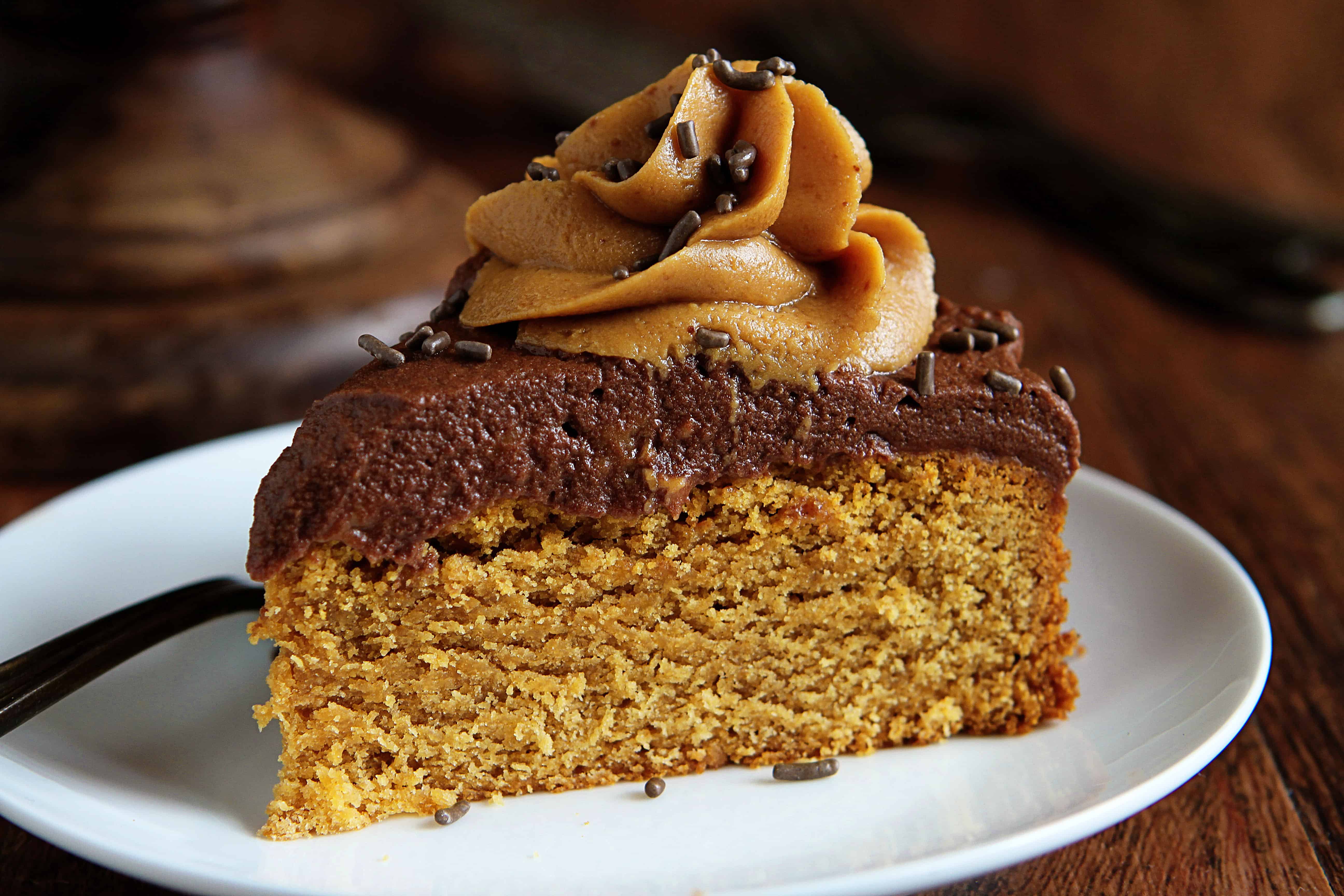 Peanut Butter Cake with Rich Chocolate and Peanut Butter Frosting! #peanutbuttercake #cake #ganache #chocolate #dessert #baking #iambaker 白色板容易花生黄油蛋糕展示内部结构