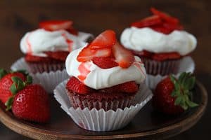 红丝绒草莓酥蛋糕!