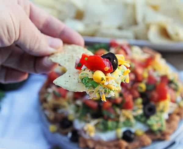 Your party just went next level! Adding roasted corn to traditional 7-layer dip is absolutely delicious! #iambaker #appetizer #gameday #superbowlfood #sevenlayerdip 简单的开胃菜:八层蘸酱gydF4y2Ba