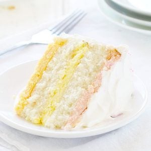 春天的蛋糕!覆盆子，柠檬和橘子芝士蛋糕在潮湿的白色蛋糕!