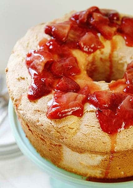 The BEST Angel Food Cake you will ever make!! SO MUCH BETTER than store bought and always a crowd pleaser! #angelfood #angelfoodcake #roastedstrawberries #angelfoodcakerecipe #iambaker #summerdesserts 天使蛋糕配烤草莓酱