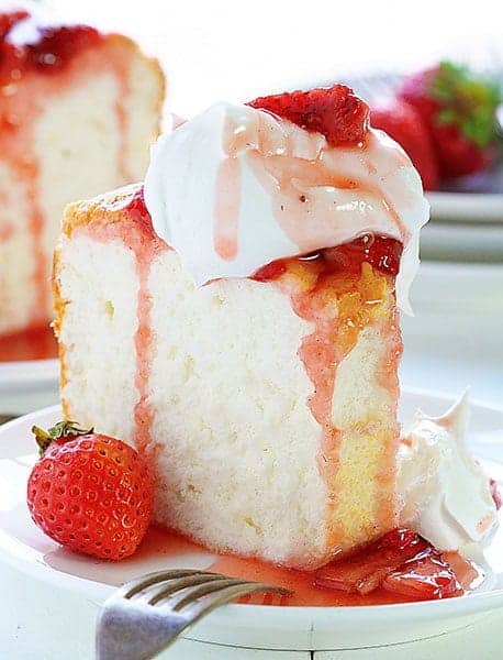 The BEST Angel Food Cake you will ever make!! SO MUCH BETTER than store bought and always a crowd pleaser! #angelfood #angelfoodcake #roastedstrawberries #angelfoodcakerecipe #iambaker #summerdesserts 天使蛋糕配烤草莓酱