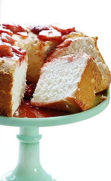 The BEST Angel Food Cake you will ever make!! SO MUCH BETTER than store bought and always a crowd pleaser! #angelfood #angelfoodcake #roastedstrawberries #angelfoodcakerecipe #iambaker #summerdesserts 天使蛋糕食谱
