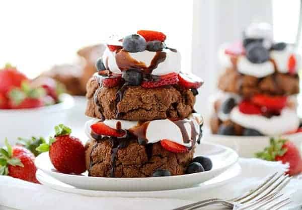 与蓝莓巧克力草莓娃娃和巧克力酱!