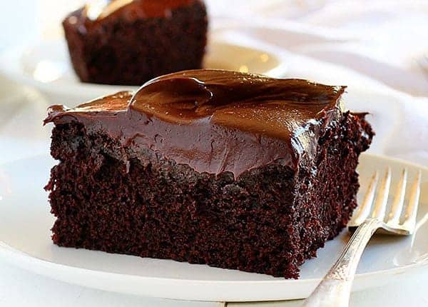 块巧克力蛋糕白色板叉的渴望。蛋糕、烤饼干,巧克力蛋糕,巧克力蛋糕,巧克力蛋糕,甜点,蛋糕,烤食谱,我是贝克,iambaker