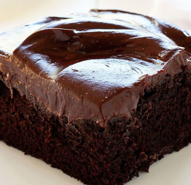近距离的巧克力蛋糕和酸奶油结霜的渴望。蛋糕、烤饼干,巧克力蛋糕,巧克力蛋糕,巧克力蛋糕,甜点,蛋糕,烤食谱,我是贝克,iambaker