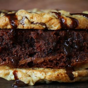 皇冠尼三明治~颓废的巧克力布朗尼夹在两块巧克力片饼干之间，上面覆盖着热巧克力酱