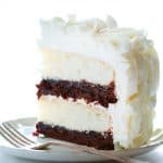 惊人的花结覆盖这可口的蛋糕…白色的蛋糕层补充丰富fudgy布朗尼美味!