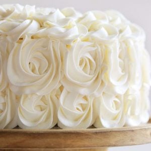 惊人的花结覆盖这可口的蛋糕…白色的蛋糕层补充丰富fudgey布朗尼美味!