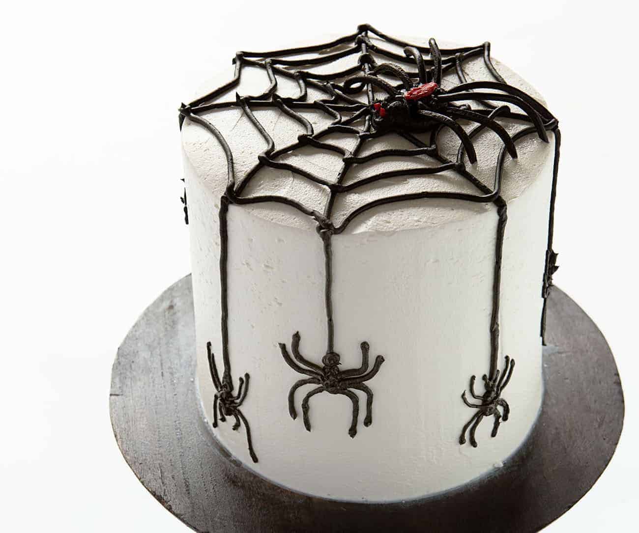 Add some edible spiders and buttercream frosting to make this Spider Cake everybody's treat on Halloween! spider cake, chocolate cake, halloween treats, desserts, baking, iambaker, homemade whipped buttercream, chocolate buttercream, homemade buttercream, halloween cake, decorative cakes 蜘蛛蛋糕在蛋糕的立场