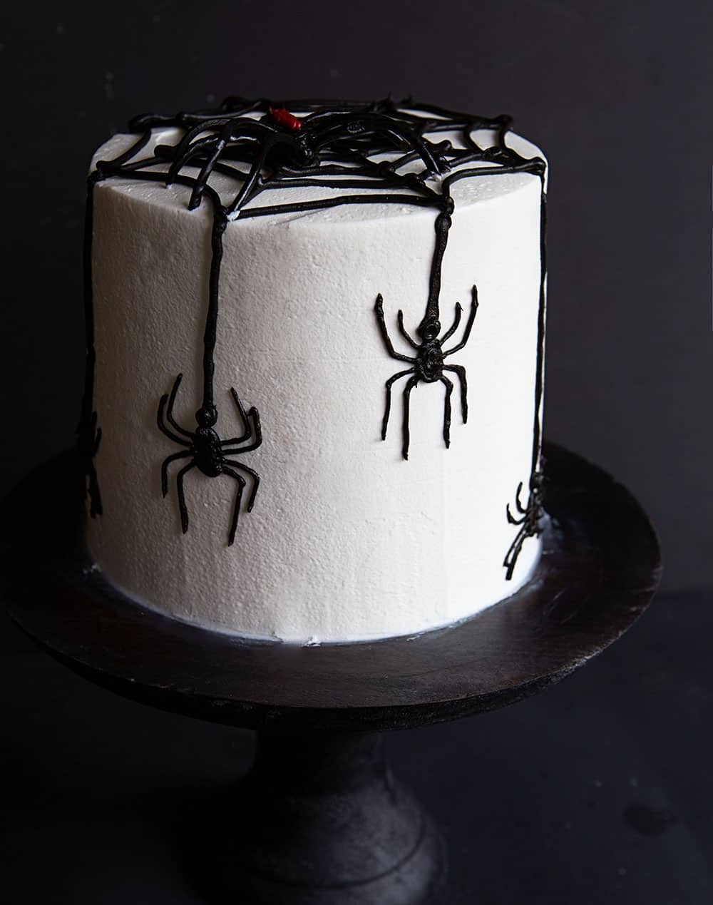 Add some edible spiders and buttercream frosting to make this Spider Cake everybody's treat on Halloween! spider cake, chocolate cake, halloween treats, desserts, baking, iambaker, homemade whipped buttercream, chocolate buttercream, homemade buttercream, halloween cake, decorative cakes 蜘蛛蛋糕