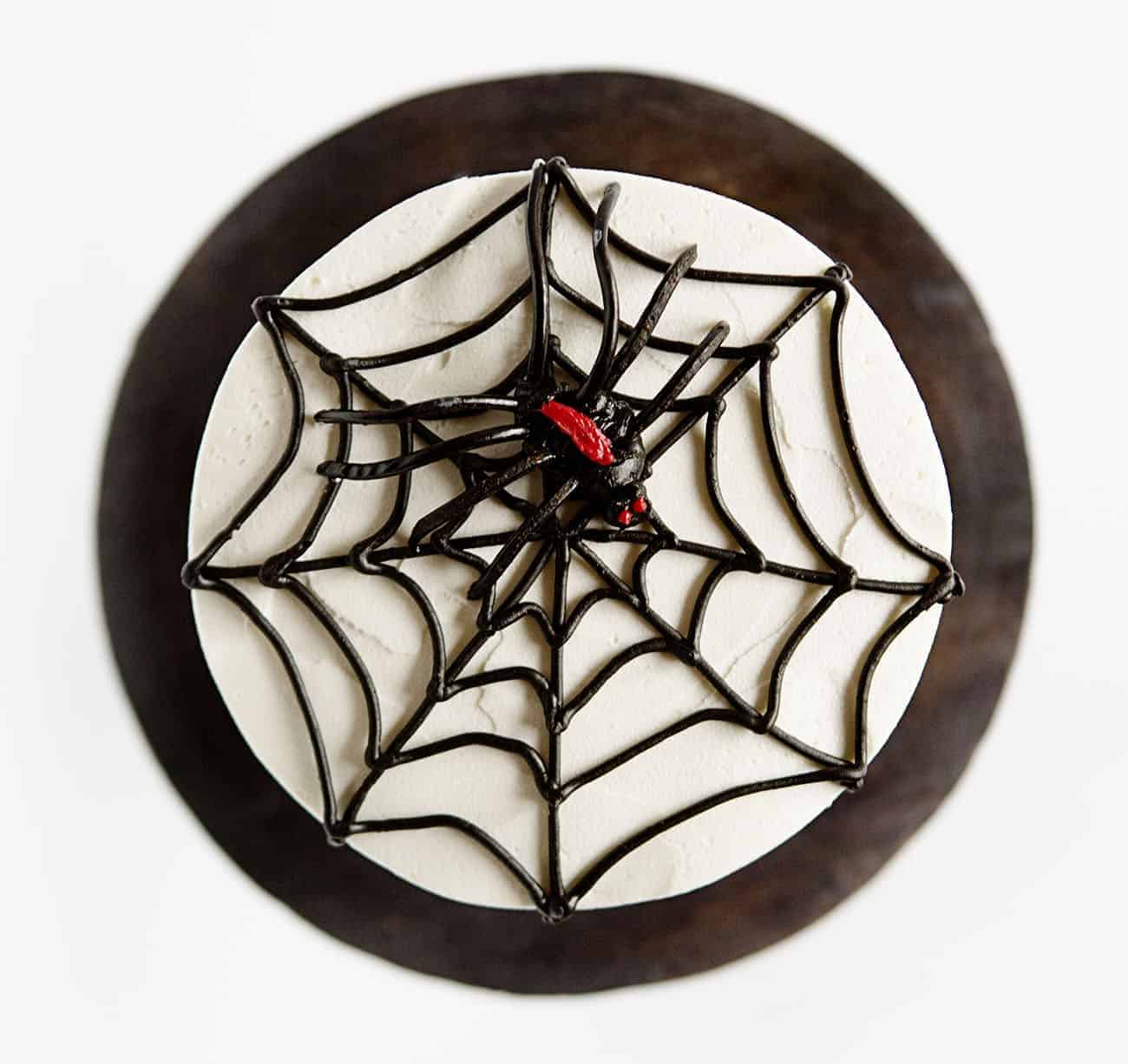 Add some edible spiders and buttercream frosting to make this Spider Cake everybody's treat on Halloween! spider cake, chocolate cake, halloween treats, desserts, baking, iambaker, homemade whipped buttercream, chocolate buttercream, homemade buttercream, halloween cake, decorative cakes 顶视图的蜘蛛蛋糕