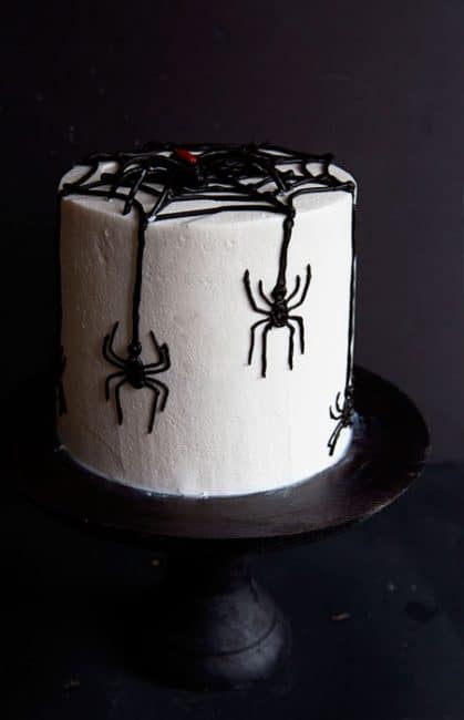 Add some edible spiders and buttercream frosting to make this Spider Cake everybody's treat on Halloween! spider cake, chocolate cake, halloween treats, desserts, baking, iambaker, homemade whipped buttercream, chocolate buttercream, homemade buttercream, halloween cake, decorative cakes 侧面站蜘蛛蛋糕的蛋糕