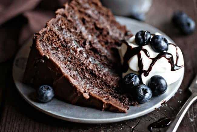 盘子里的巧克力蛋糕。