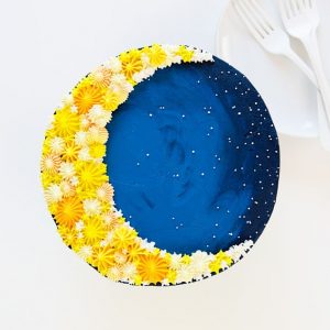 开销的蛋糕装饰看起来像一个新月!
