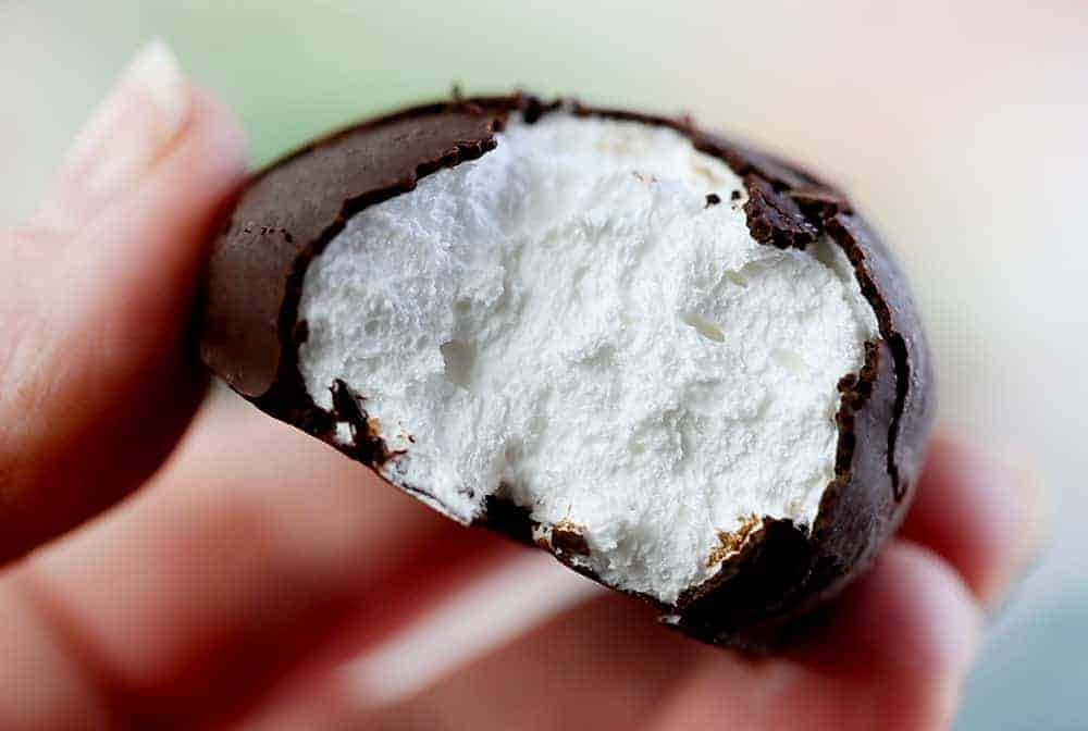 Homemade Marshmallow Eggs are not only fun to make but taste SO MUCH BETTER than store-bought!! #homemade #fromscratch #marshmallow #marshmalloweggs #easter #eastertreats #spring #iambaker 自制棉花糖食谱