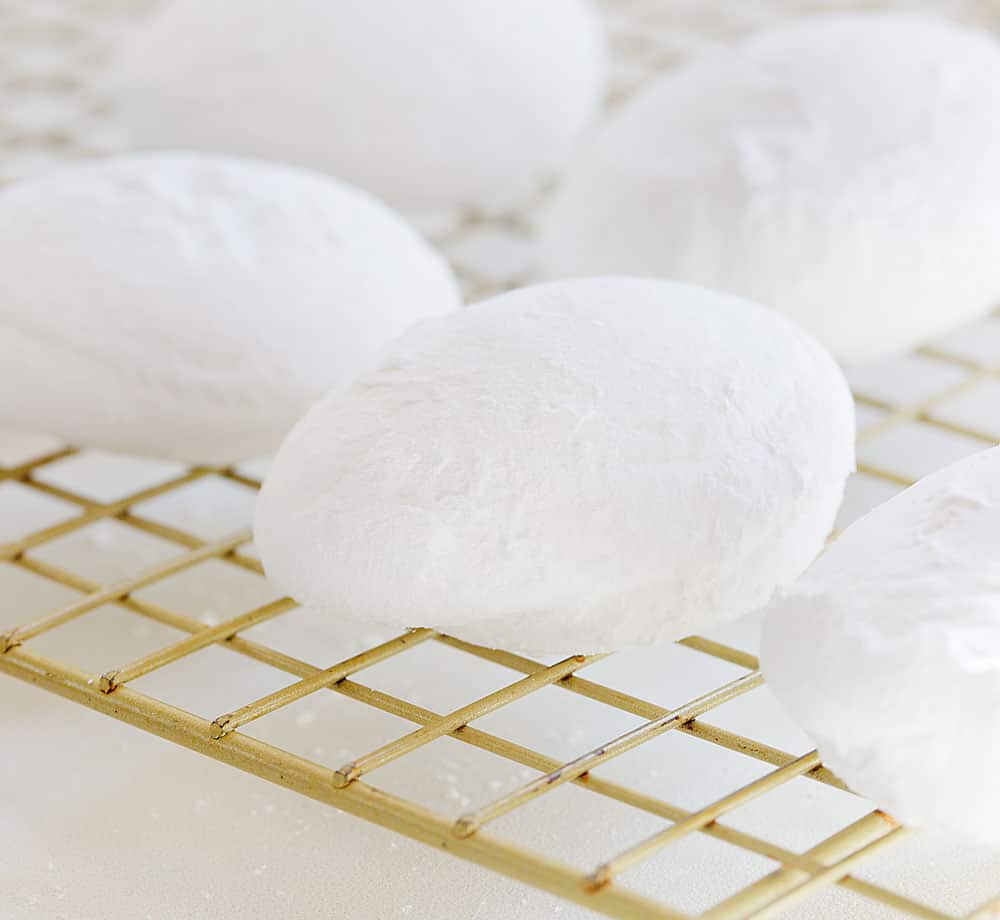 Homemade Marshmallow Eggs are not only fun to make but taste SO MUCH BETTER than store-bought!! #homemade #fromscratch #marshmallow #marshmalloweggs #easter #eastertreats #spring #iambaker 棉花糖蛋