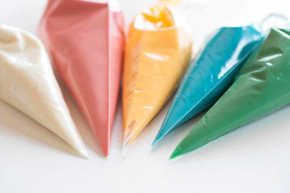 Homemade Marshmallow Eggs are not only fun to make but taste SO MUCH BETTER than store-bought!! #homemade #fromscratch #marshmallow #marshmalloweggs #easter #eastertreats #spring #iambaker 巧克力棉花糖蛋