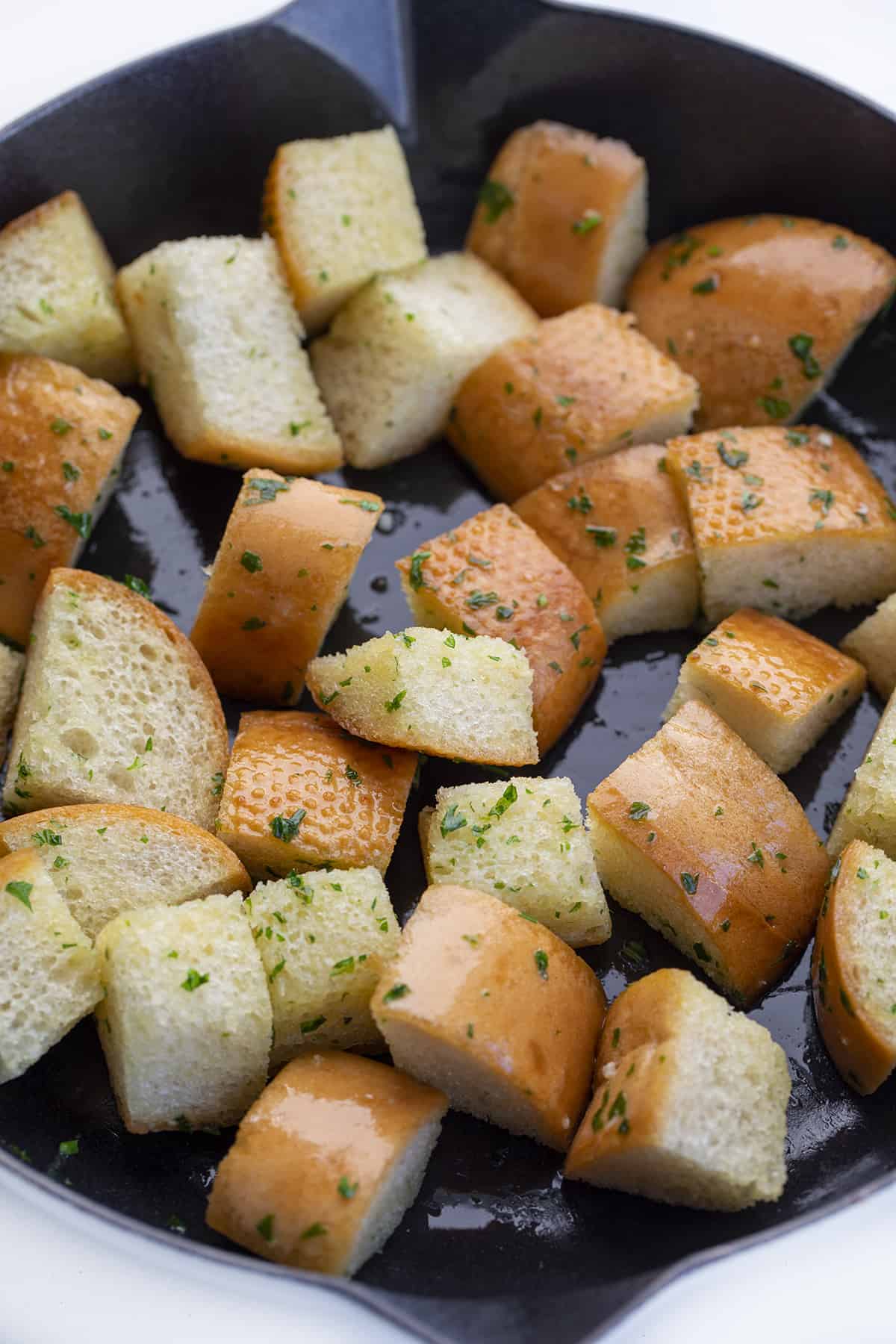 Homemade Croutons are packed with flavor, will melt in your mouth, and are easy enough to make that you will never want store-bought croutons again! The Best Croutons, Homemade Croutons, Butter Croutons, Deluxe Croutons, Restaurant Style Croutons, recipes, appetizer, side-dish, i am baker, iambaker 锅中油炸面包丁gydF4y2Ba