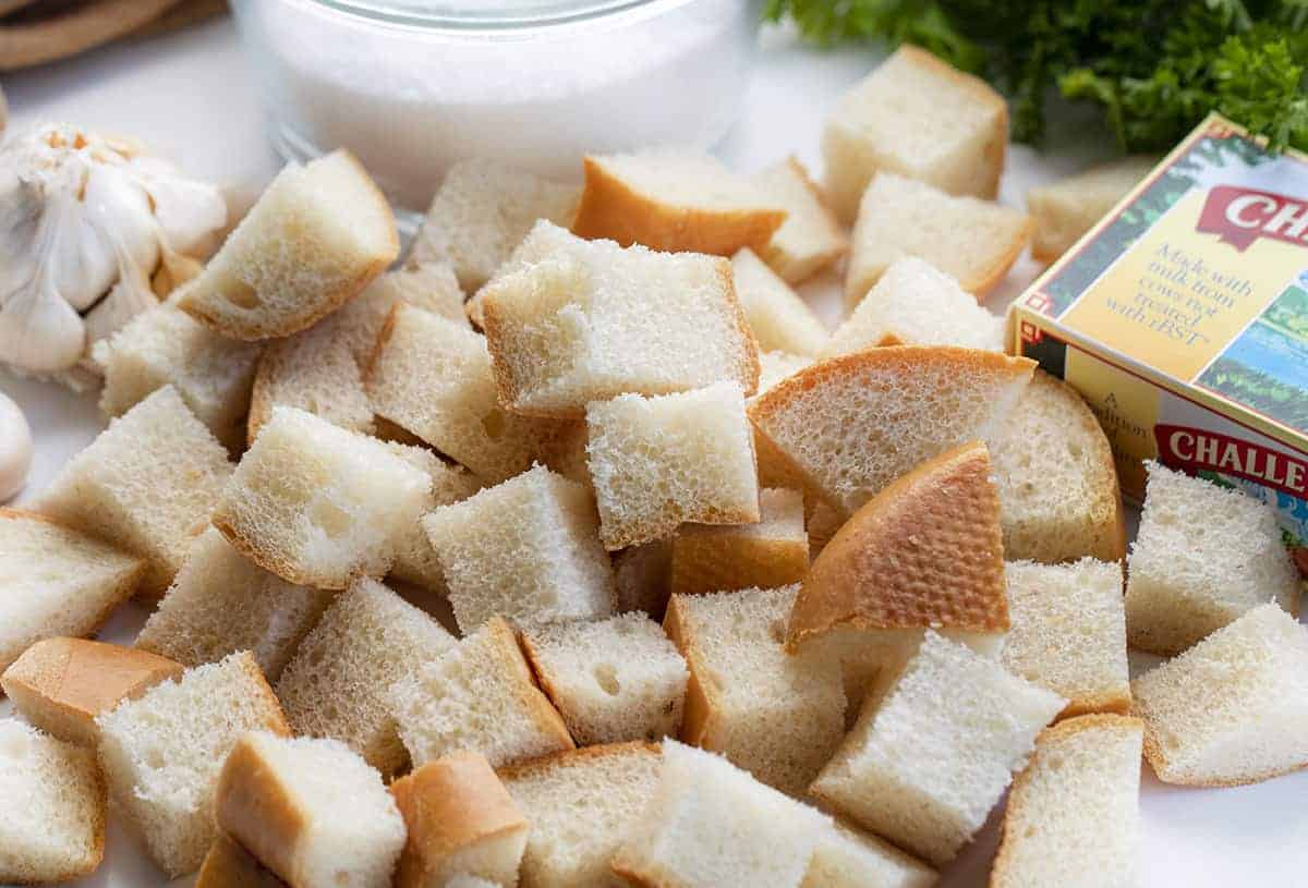 Homemade Croutons are packed with flavor, will melt in your mouth, and are easy enough to make that you will never want store-bought croutons again! The Best Croutons, Homemade Croutons, Butter Croutons, Deluxe Croutons, Restaurant Style Croutons, recipes, appetizer, side-dish, i am baker, iambaker 成分为油炸面包丁gydF4y2Ba