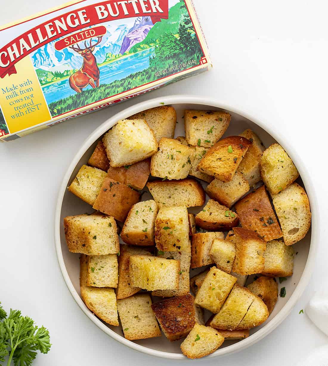 Homemade Croutons are packed with flavor, will melt in your mouth, and are easy enough to make that you will never want store-bought croutons again! The Best Croutons, Homemade Croutons, Butter Croutons, Deluxe Croutons, Restaurant Style Croutons, recipes, appetizer, side-dish, i am baker, iambaker 碗油炸面包丁黄油与挑战gydF4y2Ba