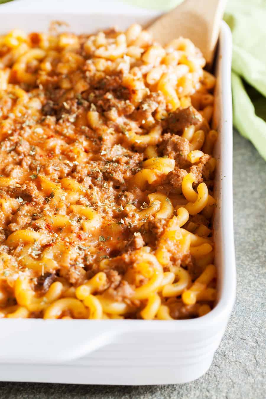This Easy Hamburger Casserole is the perfect way to feed hungry kids! Not to mention delicious! #casserole #countrycasserole #hotdish #hamburgerhelper #hamburgercasserole #iambaker 汉堡的腿gydF4y2Ba