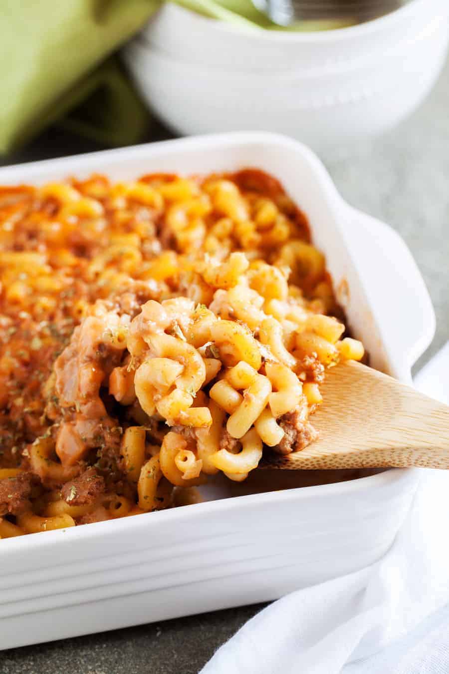 This Easy Hamburger Casserole is the perfect way to feed hungry kids! Not to mention delicious! #casserole #countrycasserole #hotdish #hamburgerhelper #hamburgercasserole #iambaker 汉堡砂锅食谱gydF4y2Ba