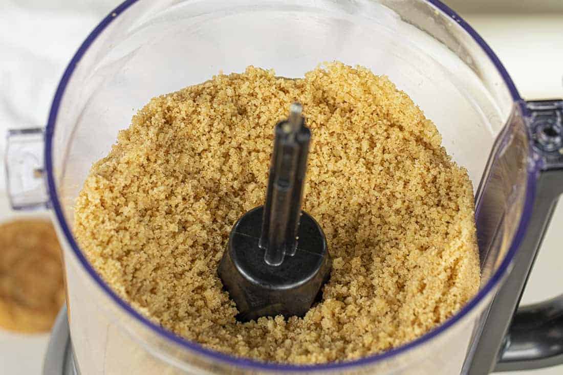 Snickerdoodle Cheesecake is a creamy cheesecake with a snickerdoodle cookie crust and a generous sprinkle of cinnamon sugar on top. Snickerdoodle Cheesecake, Cheesecake, Snickerdoodle Cookies, Cheesecake Recipe, Baking, Recipes, i am baker, iambaker, holiday baking, Thanksgiving, Christmas 士力架饼干在食品加工机为士力架奶酪蛋糕gydF4y2Ba