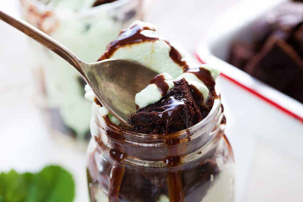 Layered with chocolate cake and peppermint whipped cream, Mason Jar Peppermint Chocolate Treats look as good as they taste! #chocolatepeppermintmasonjartreats #masonjartreats #chocolatepeppermint #chocolatecake #peppermintwhippedcream #desserts #holiday #mint #iambaker 巧克力薄荷梅森罐点心