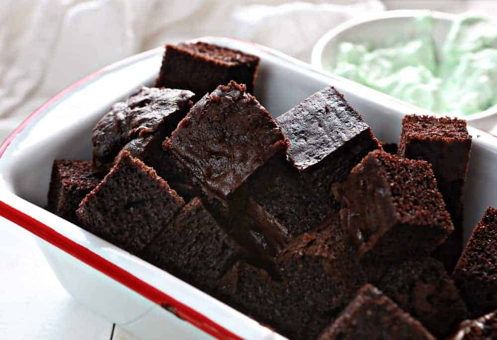 Layered with chocolate cake and peppermint whipped cream, Mason Jar Peppermint Chocolate Treats look as good as they taste! #chocolatepeppermintmasonjartreats #masonjartreats #chocolatepeppermint #chocolatecake #peppermintwhippedcream #desserts #holiday #mint #iambaker 巧克力蛋糕做松糕