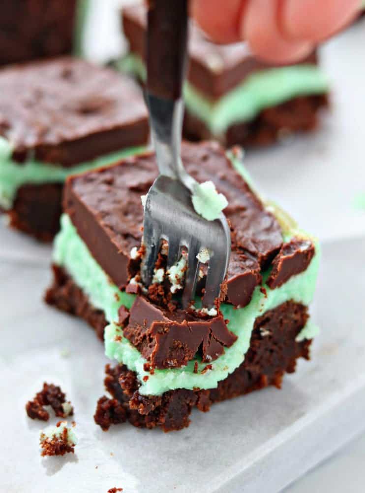 Kicking up an already amazing Brownie Recipe with mint and more chocolate! This recipe is a keeper! #brownies #mintbrownies #baking #chocolate #brownierecipe #iambaker 巧克力薄荷布朗尼gydF4y2Ba