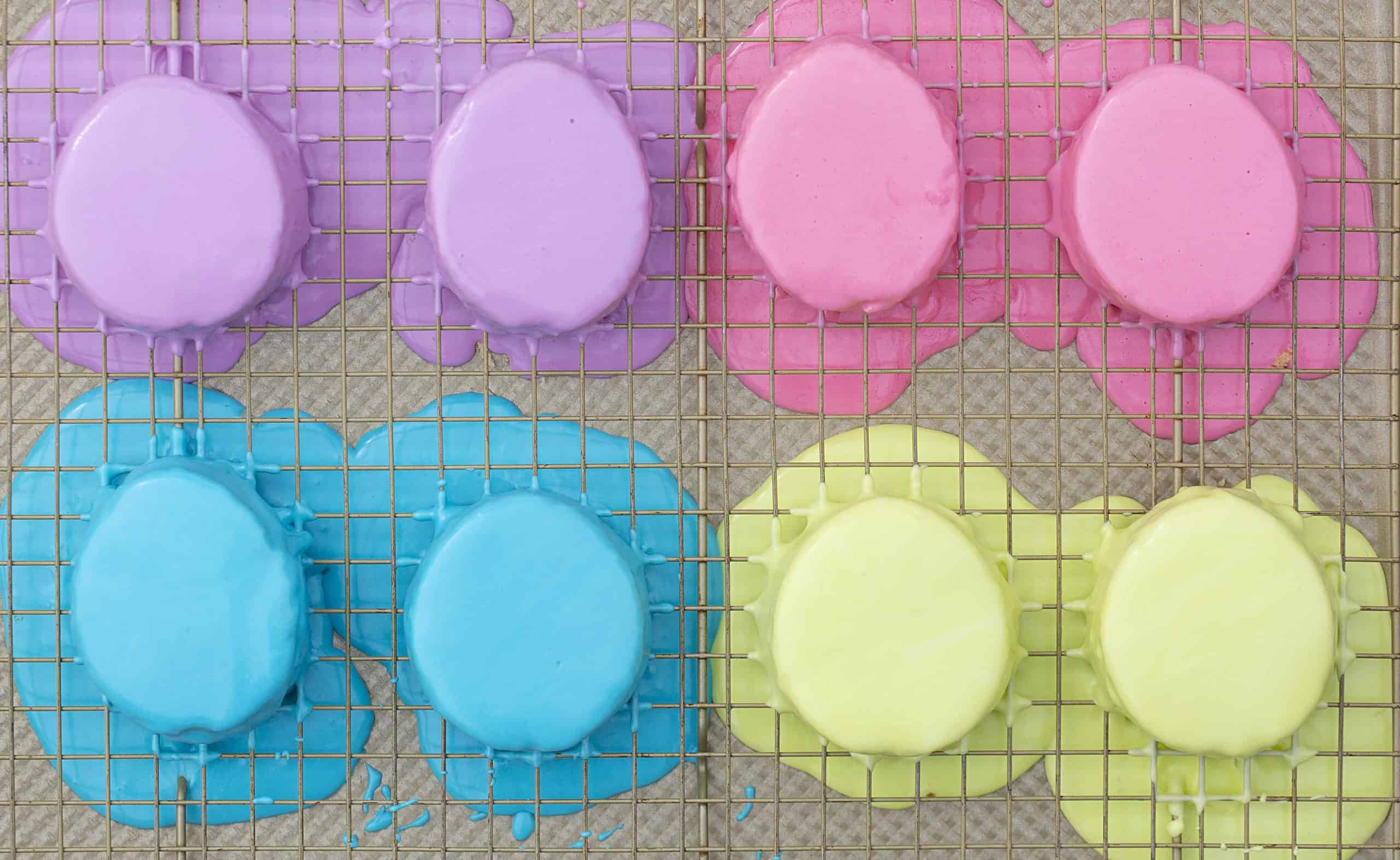 These adorable little egg cakes are SO EASY to do and pack quite a punch! easter, egg cakes, speckled egg cake, cake decorating, iambaker 着色复活节蛋饼