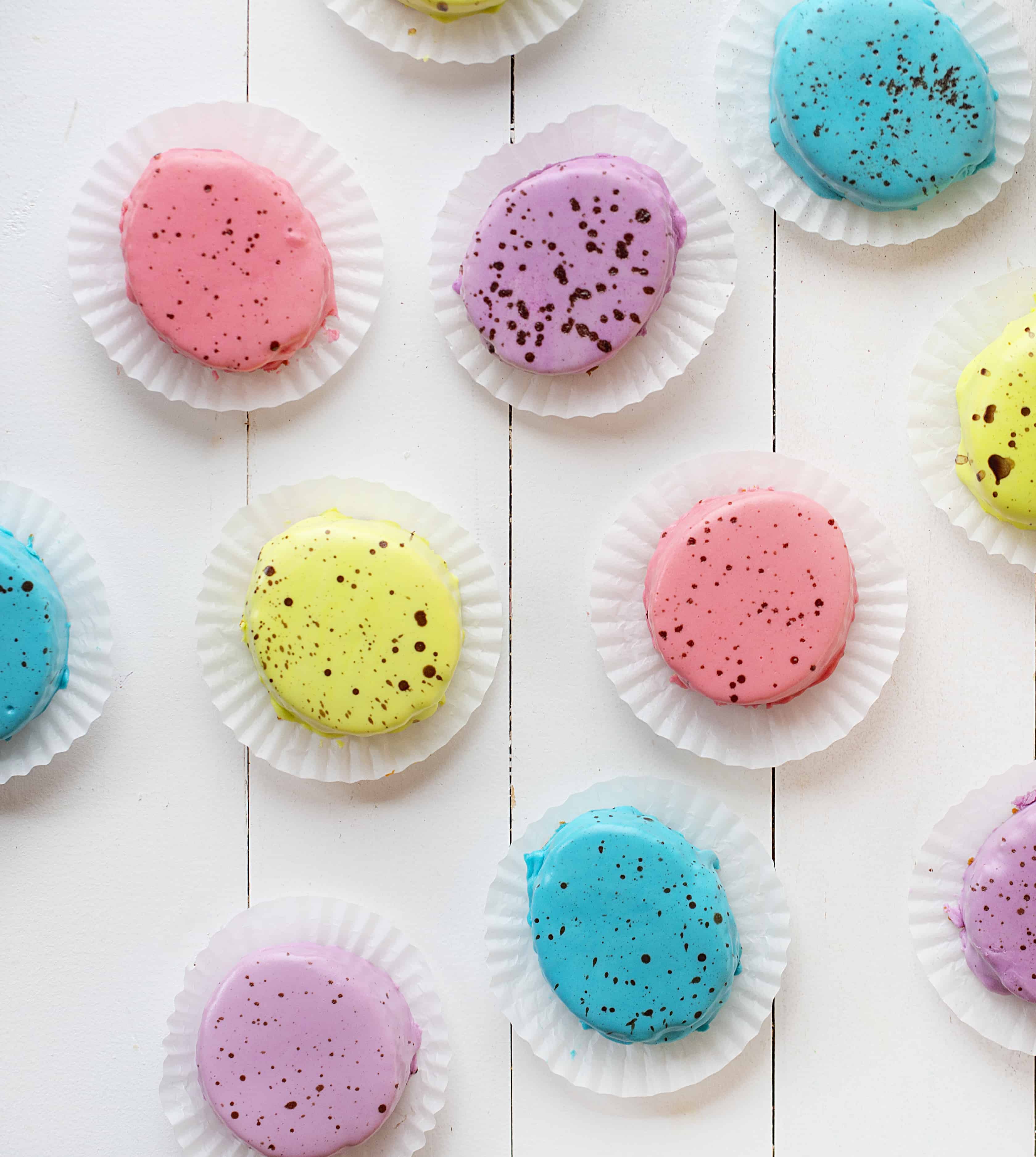 These adorable little egg cakes are SO EASY to do and pack quite a punch! easter, egg cakes, speckled egg cake, cake decorating, iambaker 复活节彩色蛋饼