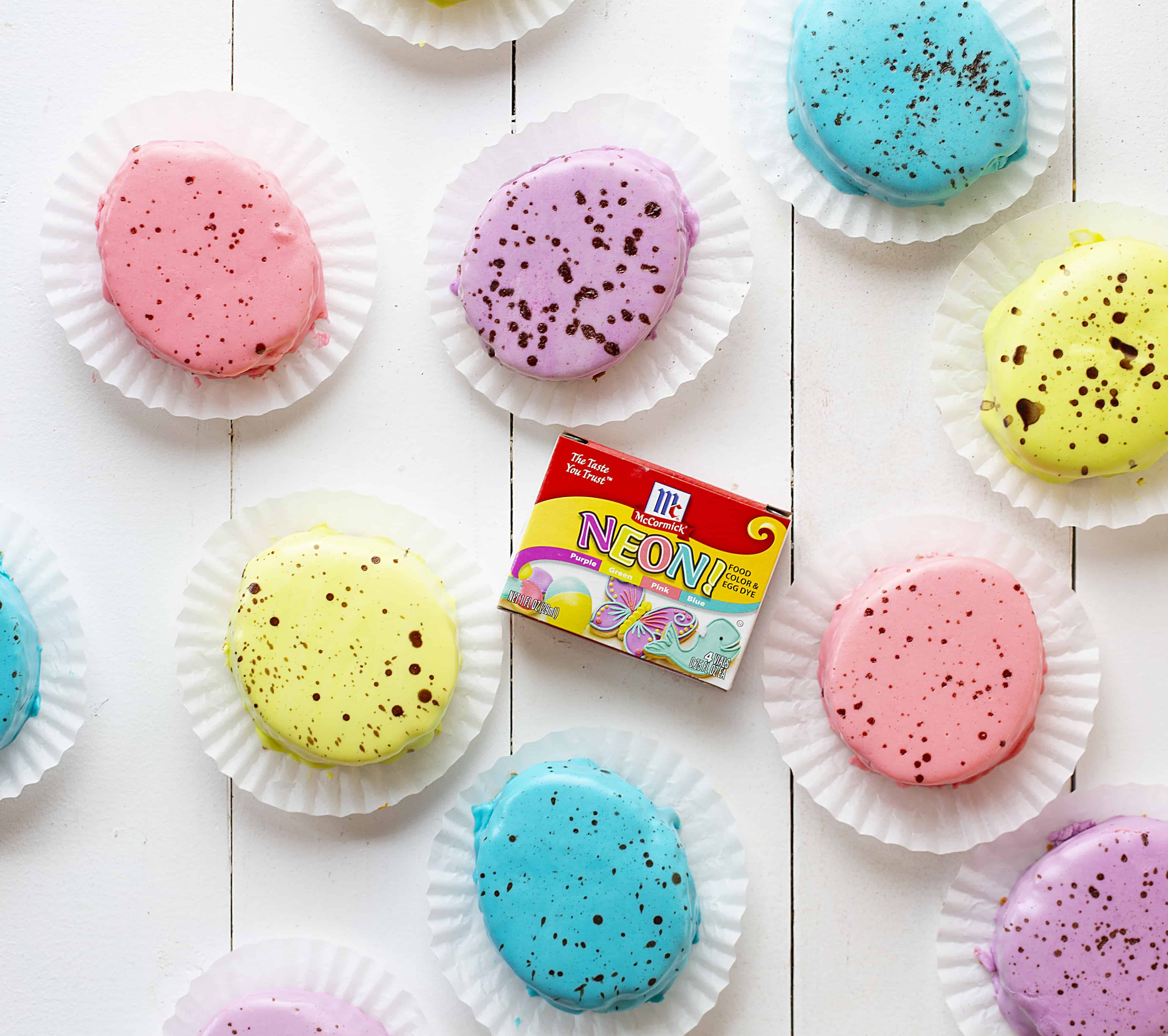 These adorable little egg cakes are SO EASY to do and pack quite a punch! easter, egg cakes, speckled egg cake, cake decorating, iambaker 各种颜色的复活节彩蛋的蛋糕