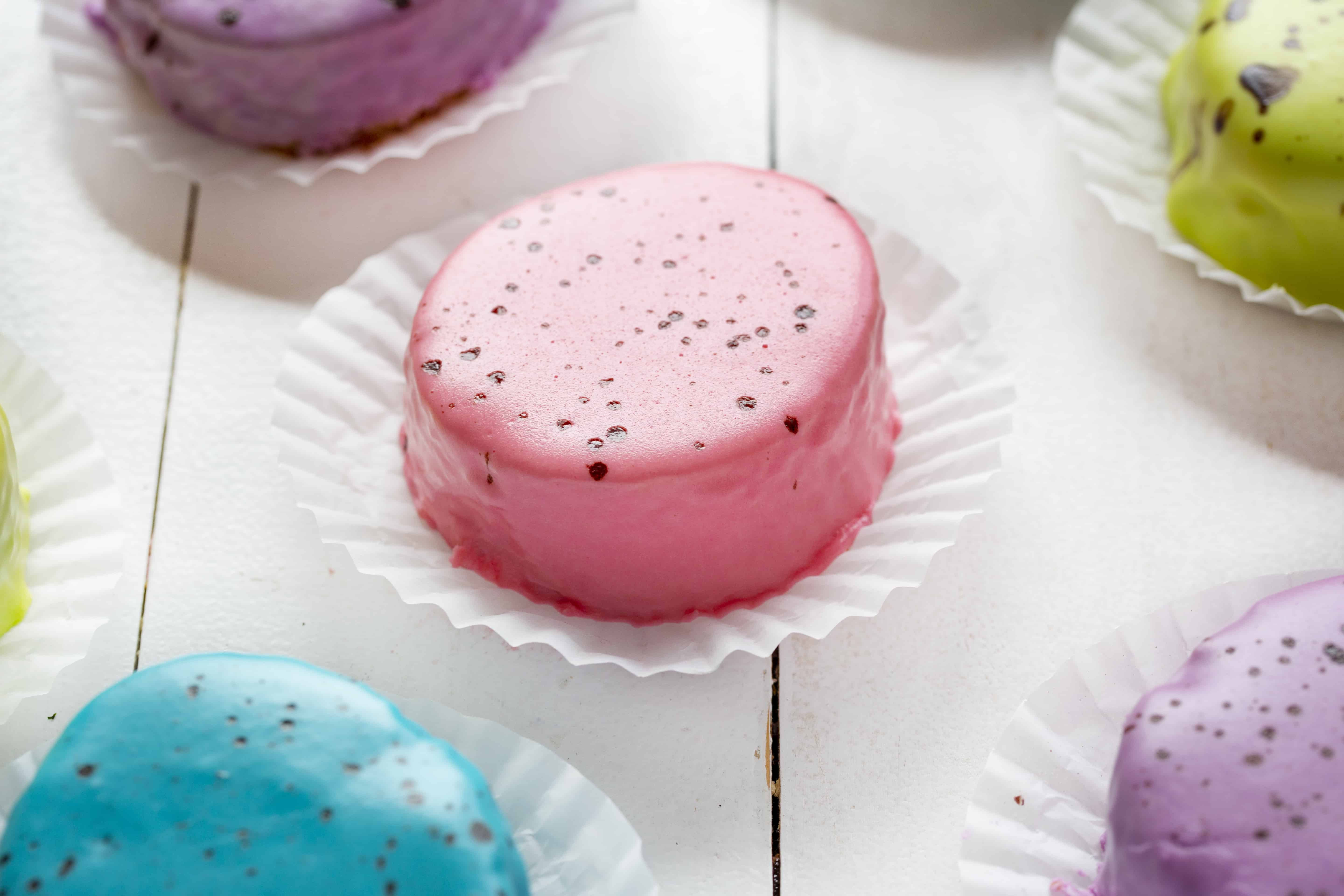 These adorable little egg cakes are SO EASY to do and pack quite a punch! easter, egg cakes, speckled egg cake, cake decorating, iambaker 复活节彩色蛋饼