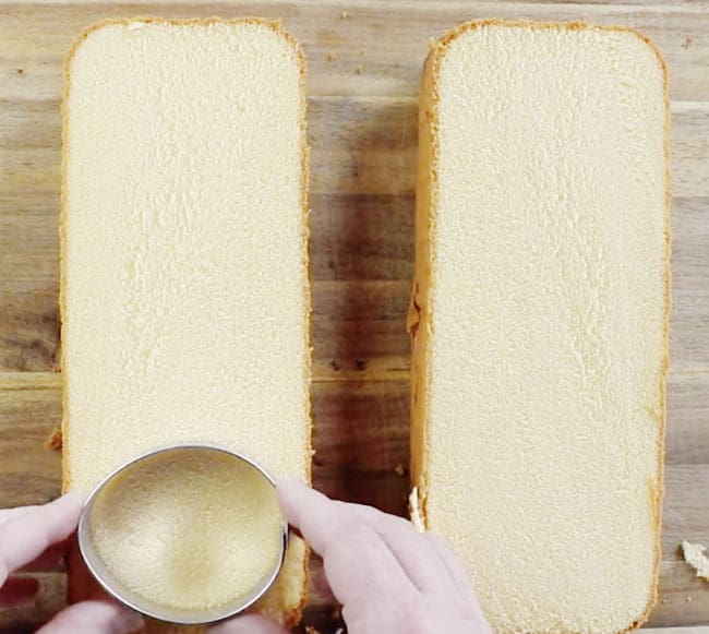 These adorable little egg cakes are SO EASY to do and pack quite a punch! easter, egg cakes, speckled egg cake, cake decorating, iambaker 切蛋糕的复活节彩蛋蛋糕