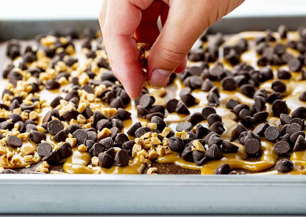 Deliciously moist sheet cake, cooked to perfection, and topped with an ooey-gooey blend of melted caramel, toffee bits, chocolate chips, and sea salt. Chocolate Cake, Baking, Chocolate Sheet Cake, Chocolate Cake Recipe, Salted Caramel Chocolate Sheet Cake, Salted Caramel Cake, Chocolate, Recipes, Desserts, Chocolate Dessert, i am baker, iambaker 在咸焦糖蛋糕上撒石楠薯片