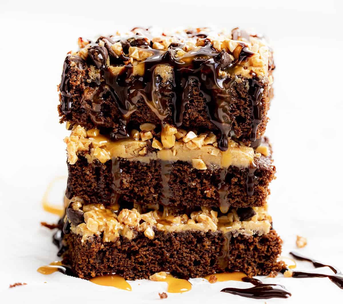 Deliciously moist sheet cake, cooked to perfection, and topped with an ooey-gooey blend of melted caramel, toffee bits, chocolate chips, and sea salt. Chocolate Cake, Baking, Chocolate Sheet Cake, Chocolate Cake Recipe, Salted Caramel Chocolate Sheet Cake, Salted Caramel Cake, Chocolate, Recipes, Desserts, Chocolate Dessert, i am baker, iambaker 盐焦糖薄片蛋糕堆叠和巧克力酱淋在上面