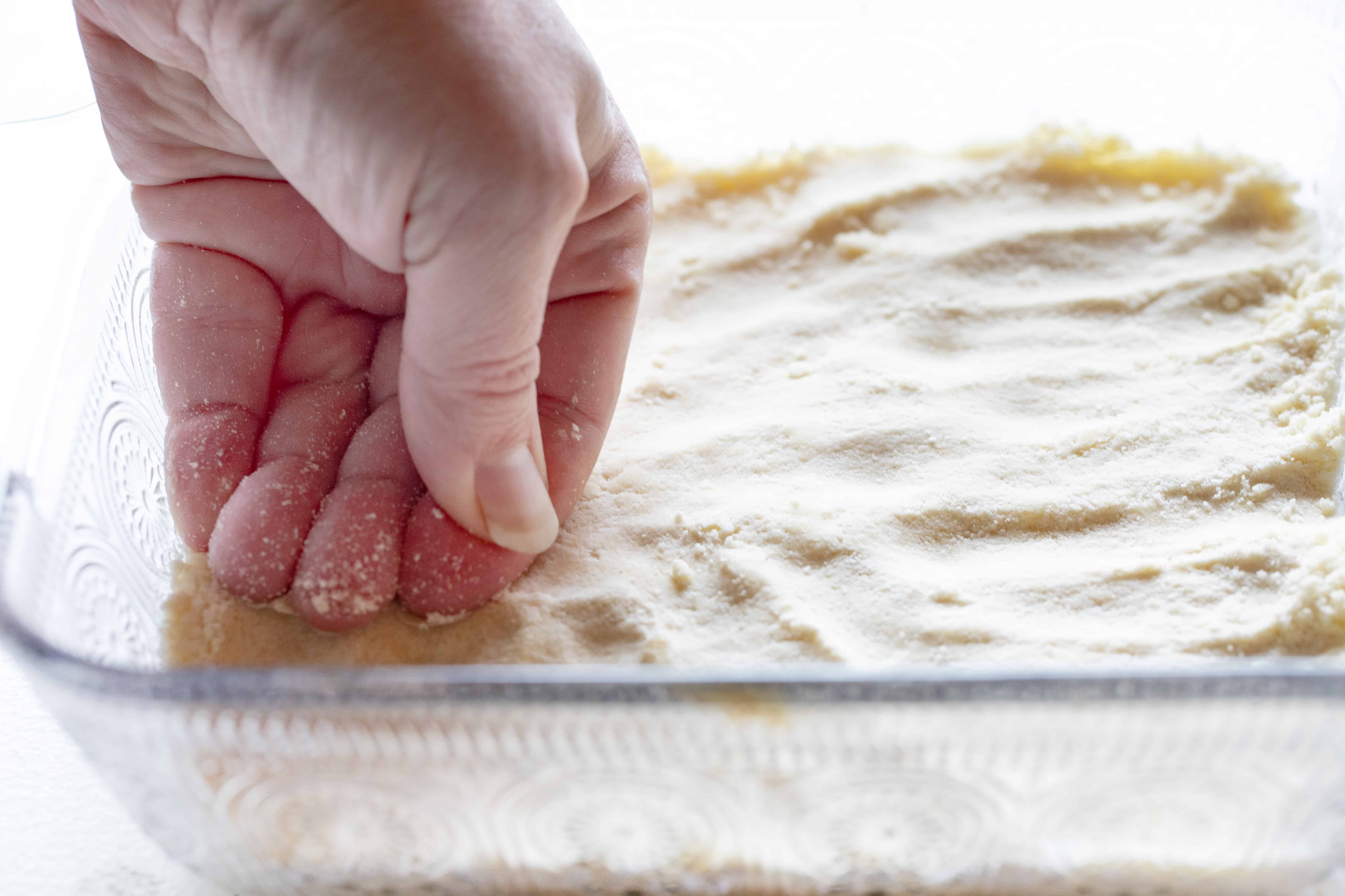 If you happen to love a rich, buttery crust paired with a strawberry filling that will make your eyes roll up in your head, these are the bars for you. #strawberrybars #summerdessert #baking #bars #fruitdesserts #iambaker #recipes 草莓与黄油地壳酒吧