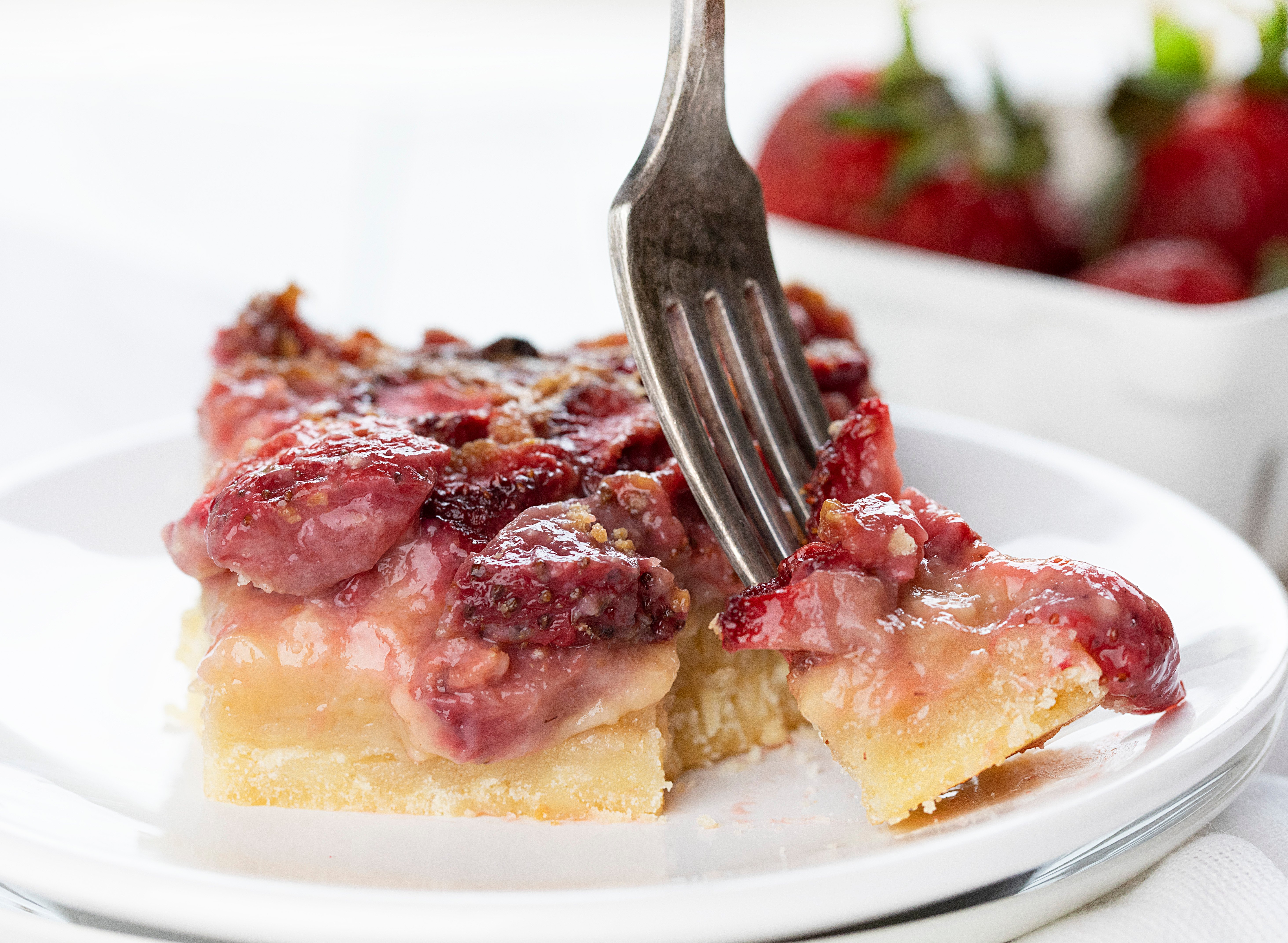 If you happen to love a rich, buttery crust paired with a strawberry filling that will make your eyes roll up in your head, these are the bars for you. #strawberrybars #summerdessert #baking #bars #fruitdesserts #iambaker #recipes 草莓的酒吧