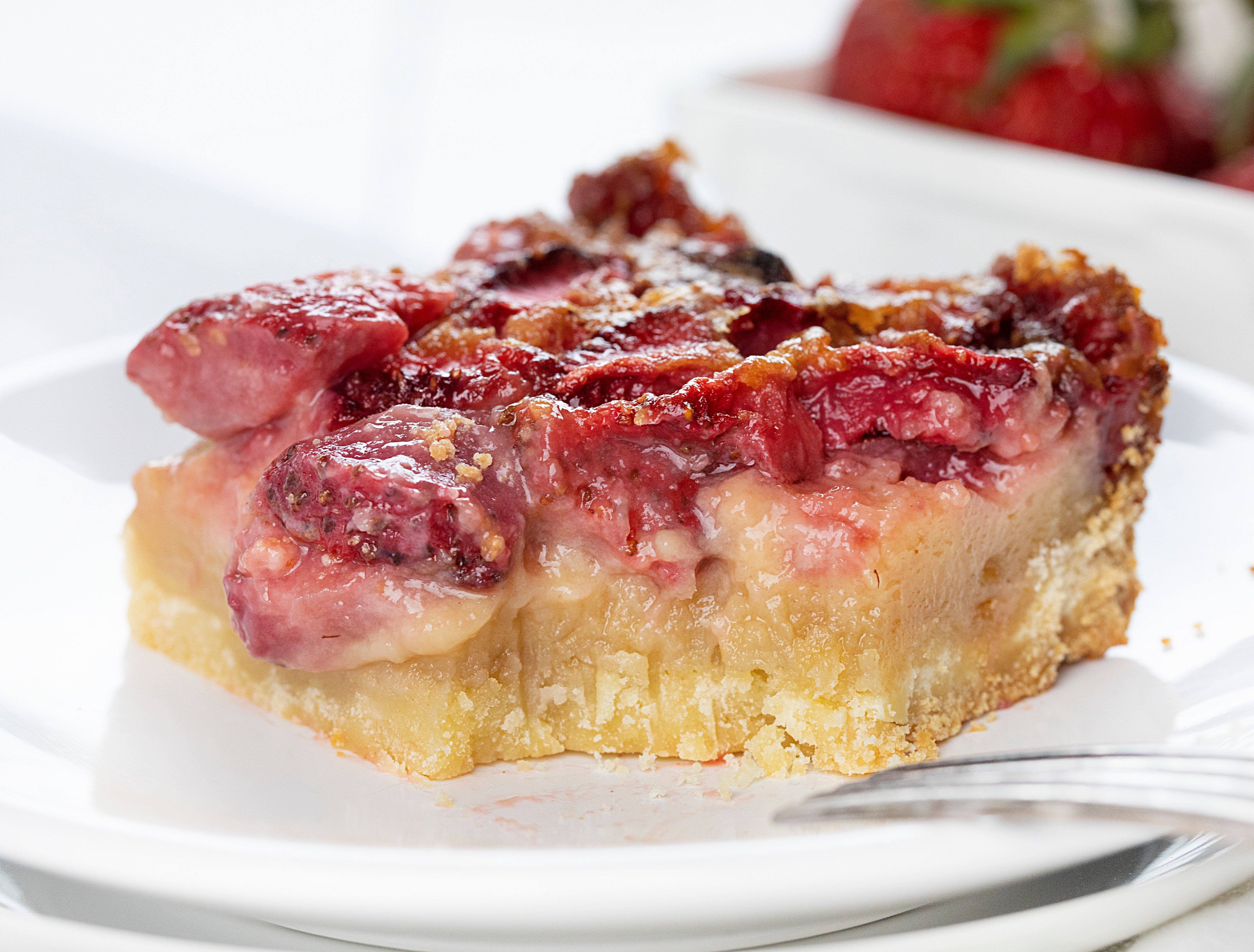 If you happen to love a rich, buttery crust paired with a strawberry filling that will make your eyes roll up in your head, these are the bars for you. #strawberrybars #summerdessert #baking #bars #fruitdesserts #iambaker #recipes 简单的草莓酒吧