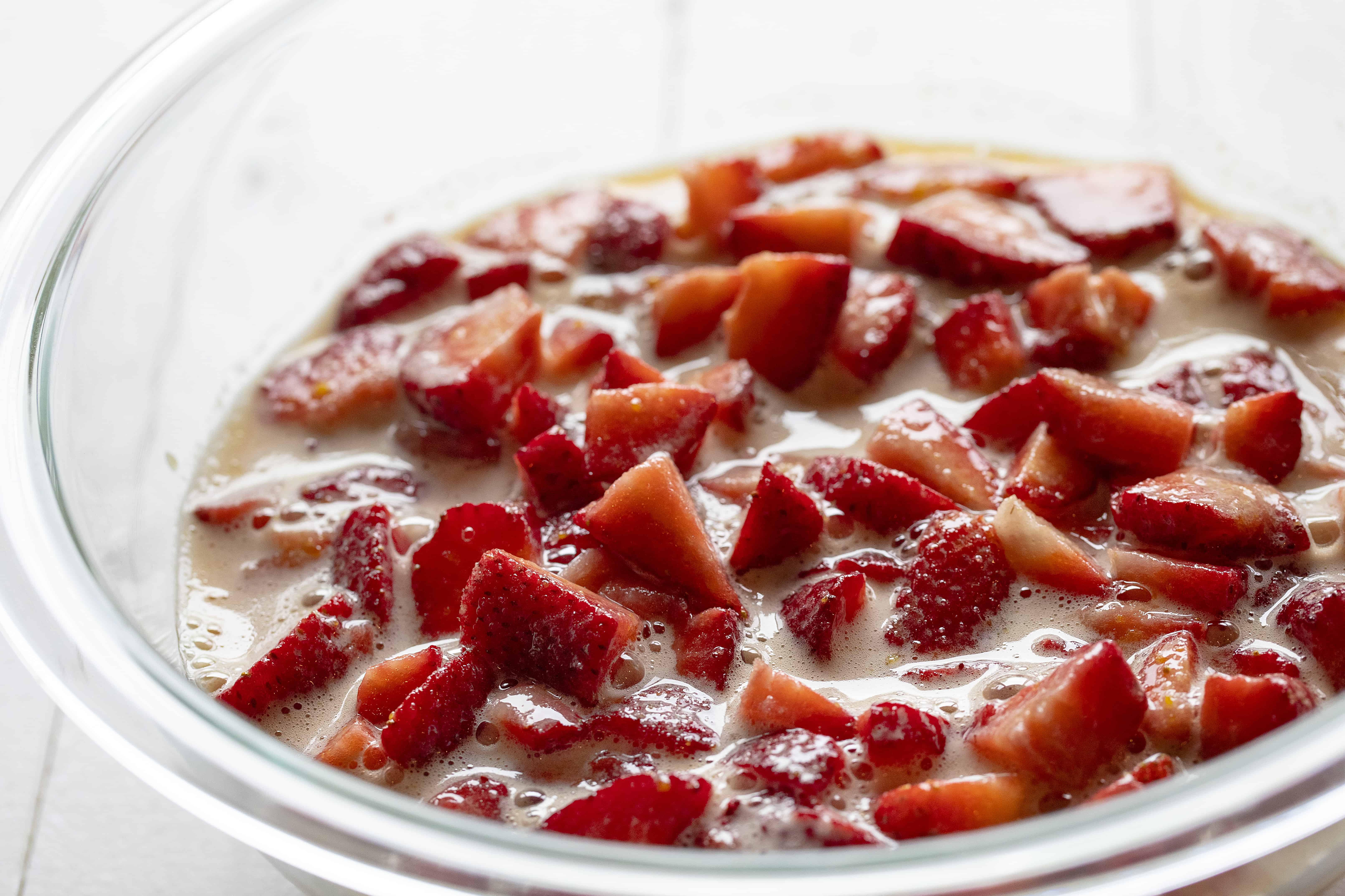 If you happen to love a rich, buttery crust paired with a strawberry filling that will make your eyes roll up in your head, these are the bars for you. #strawberrybars #summerdessert #baking #bars #fruitdesserts #iambaker #recipes 草莓草莓酒吧